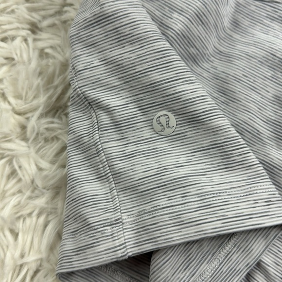 Lululemon On The Fly Short *2.5" Wee Are From Space Nimbus Battleship - Picture 5 of 7